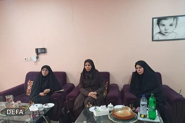 دیدار مدیرکل دفتر امور زنان و خانواده استانداری خراسان رضوی با اولین بانوی اسیر دفاع مقدس+ تصاویر