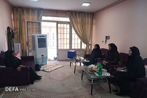 دیدار مدیرکل دفتر امور زنان و خانواده استانداری خراسان رضوی با اولین بانوی اسیر دفاع مقدس+ تصاویر