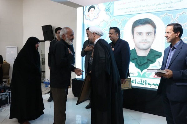خانواده شهید«حبیب‌الله امیری» عضو کانون فرهنگی هنری مسجد در کرمان تجلیل شدند