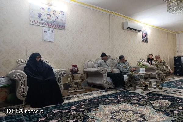 دیدار هئیت نظارتی ستاد کل نیرو‌های مسلح با خانواده شهید مرزبانی «محمد احمدی النگ» در مشهد+ تصاویر