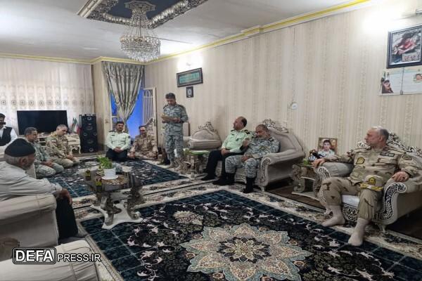 دیدار هئیت نظارتی ستاد کل نیرو‌های مسلح با خانواده شهید مرزبانی «محمد احمدی النگ» در مشهد+ تصاویر