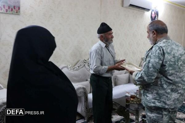 دیدار هئیت نظارتی ستاد کل نیرو‌های مسلح با خانواده شهید مرزبانی «محمد احمدی النگ» در مشهد+ تصاویر