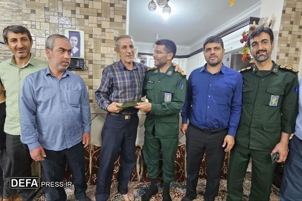 تجلیل فرمانده سپاه لامرد از آزاده سرافراز «حاج محمد غلامی»