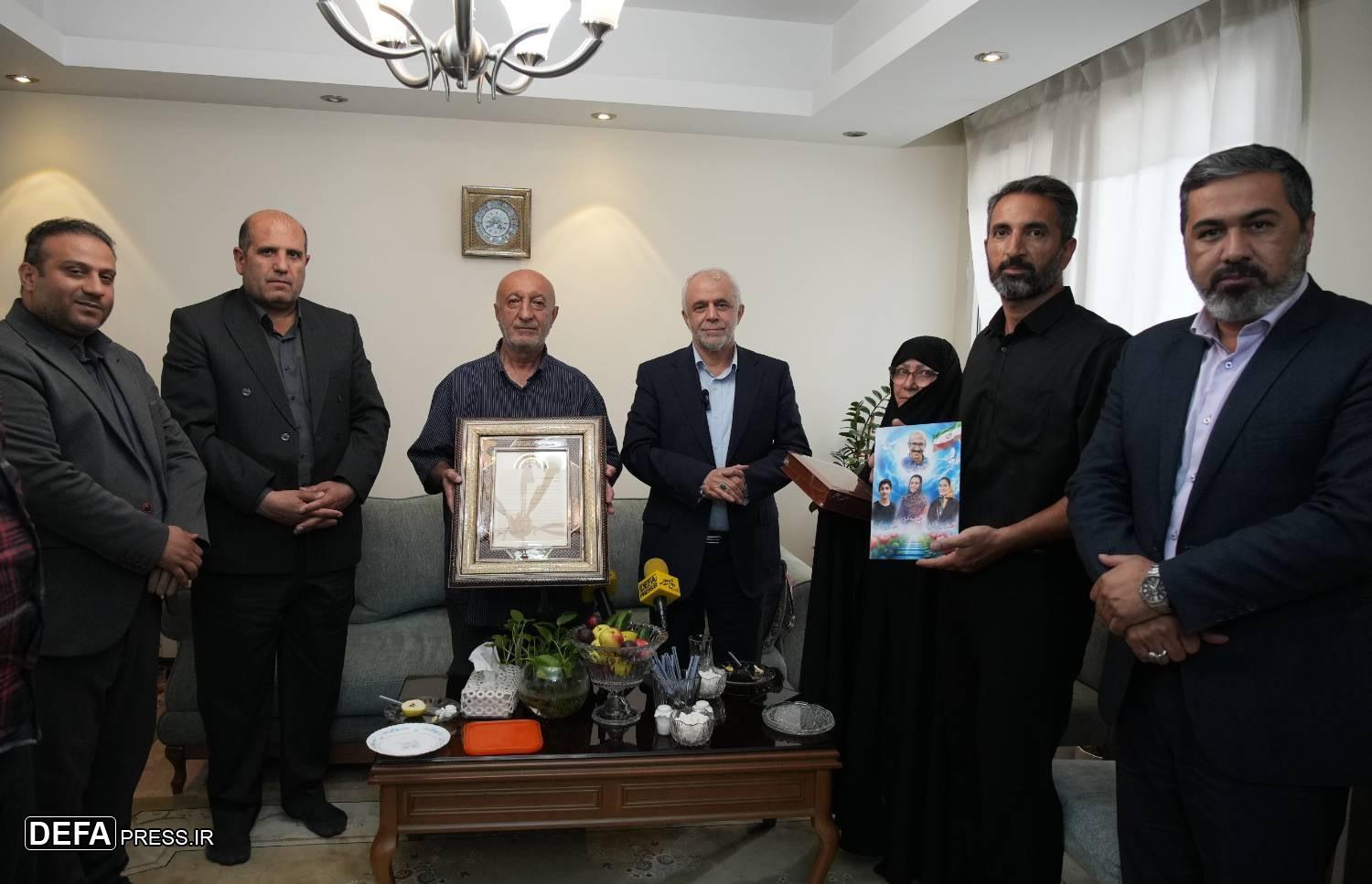رئیس بنیاد شهید و امور ایثارگران به دیدار خانواده دانشمند شهید علی باکویی رفت