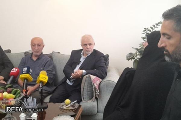 رئیس بنیاد شهید و امور ایثارگران به دیدار خانواده دانشمند شهید علی باکویی رفت