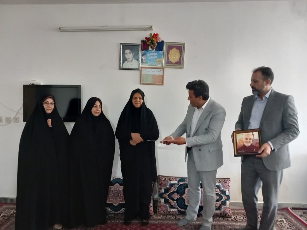 تجلیل از خانواده شهیدان «محسن عبدی» و «غلامرضا اشتری» در شازند