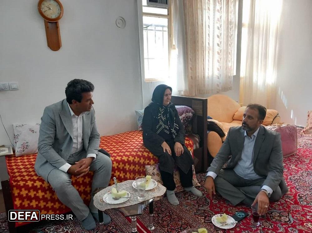 تجلیل از خانواده شهیدان «محسن عبدی» و «غلامرضا اشتری» در شازند