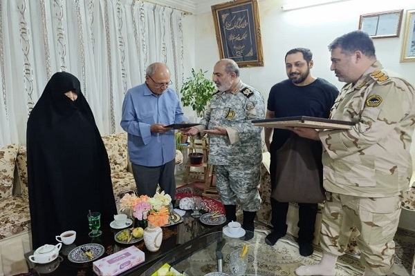 دیدار نماینده ستاد کل نیرو‌های مسلح با خانواده شهید «ناصر فضلی برآبادی»+ تصاویر