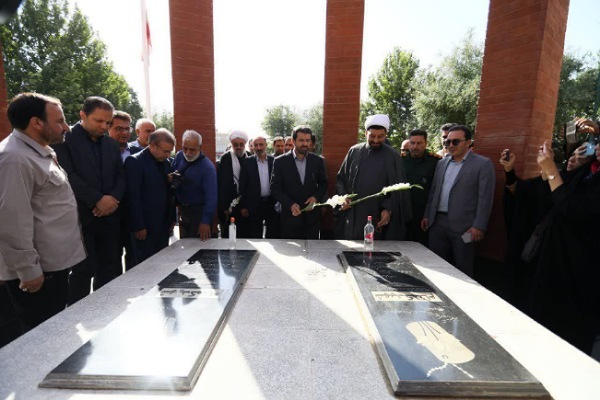 ادای احترام استاندار همدان به مقام شامخ شهدای جوکار + تصاویر