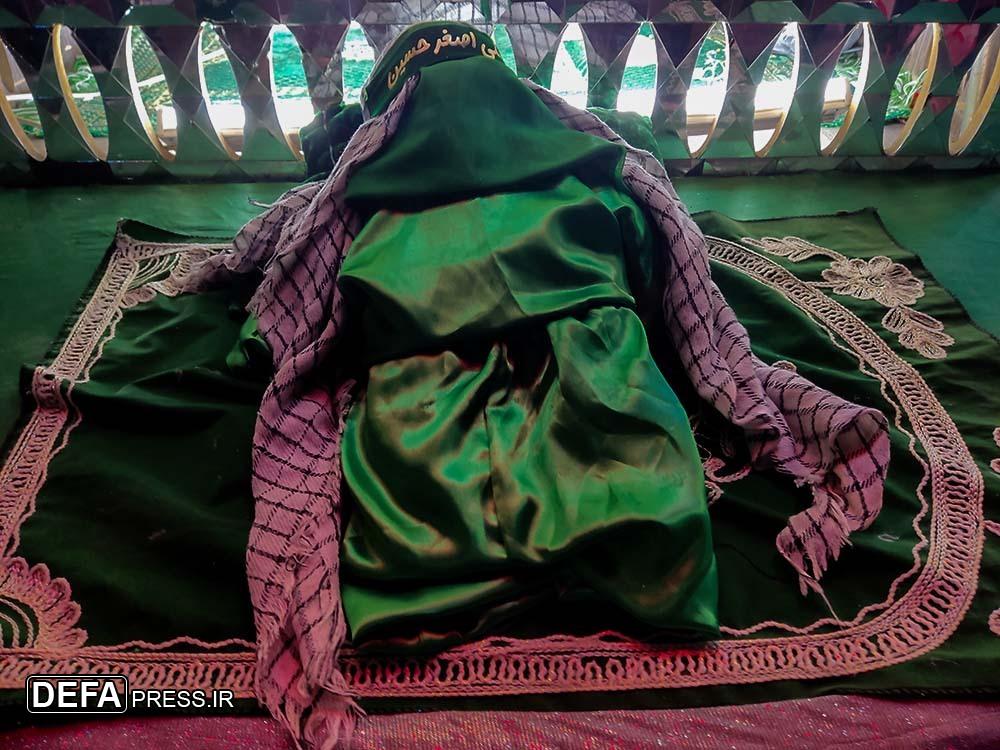 عزاداران خورشید دوم در جوار حرم خورشید هشتم