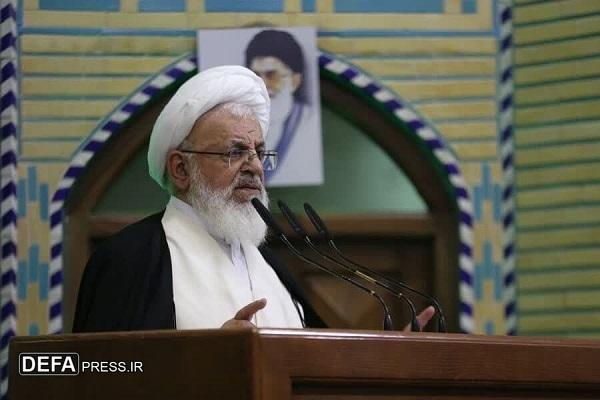 امام جمعه یزد: هرگونه نشان دادن ضعف، دشمن را تحریک می‌کند