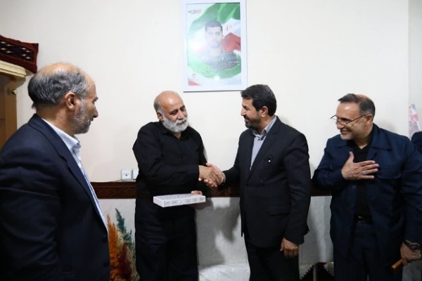 دیدار استاندار همدان با خانواده شهید «هومن غیاثوند» در ملایر + تصاویر
