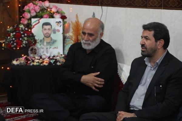 دیدار استاندار همدان با خانواده شهید «هومن غیاثوند» در ملایر + تصاویر