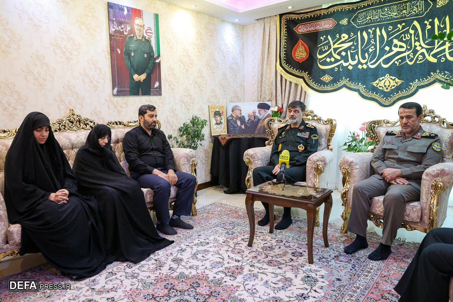سردار رادان با خانواده شهید شادمانی دیدار کرد/ خاطره فرمانده کل انتظامی کشور از آخرین دیدار