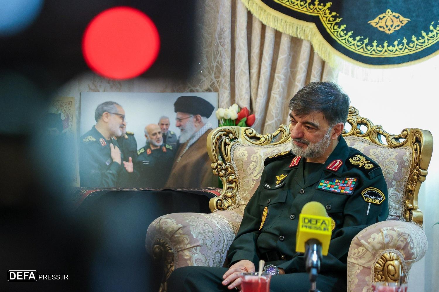 سردار رادان با خانواده شهید شادمانی دیدار کرد/ خاطره فرمانده کل انتظامی کشور از آخرین دیدار
