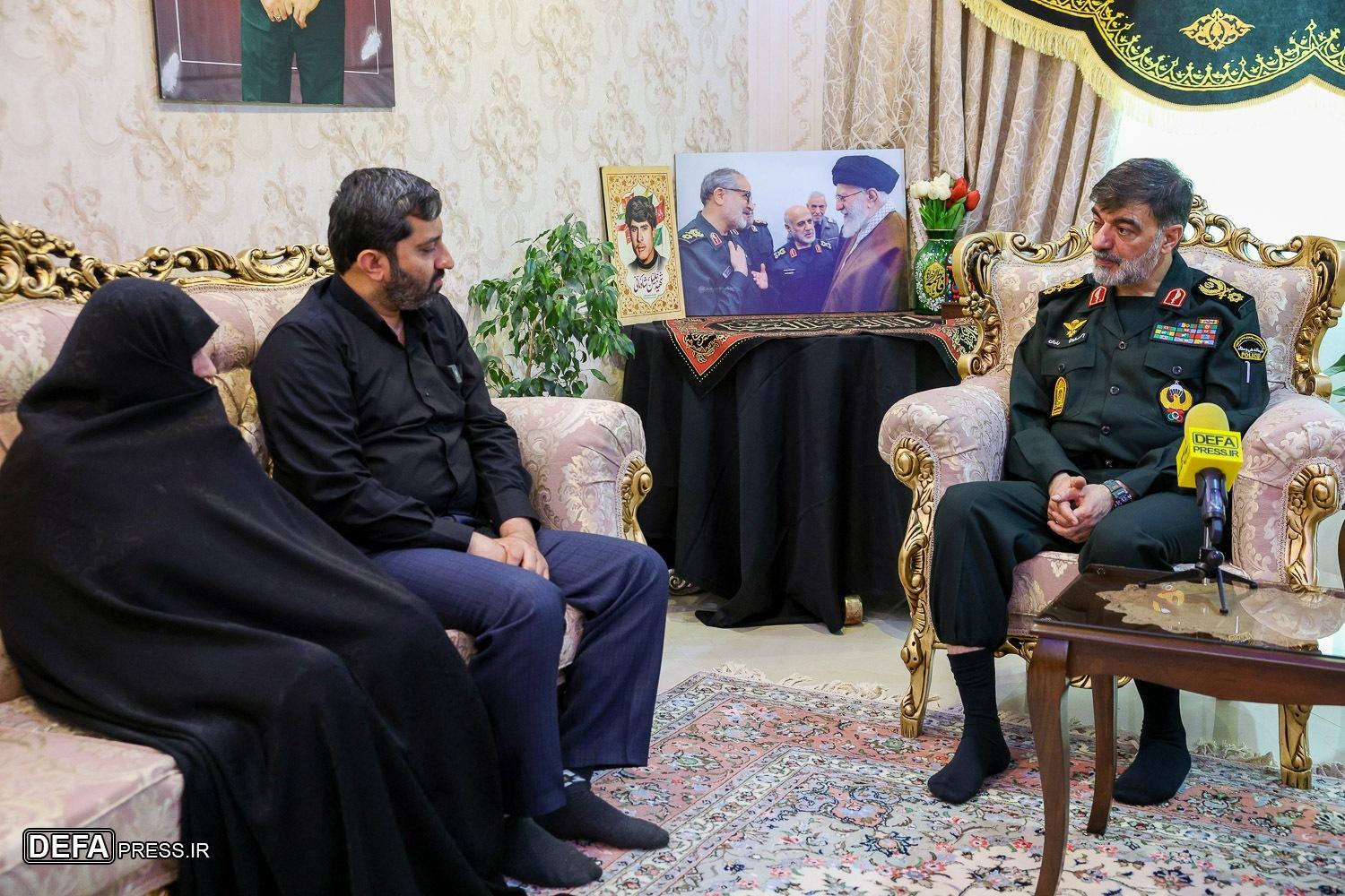 سردار رادان با خانواده شهید شادمانی دیدار کرد/ خاطره فرمانده کل انتظامی کشور از آخرین دیدار