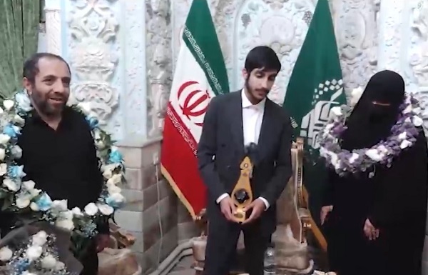 ادای احترام مدال آور المپیاد جهانی فیزیک به مزار سردار شهید حاج رمضان+ تصاویر