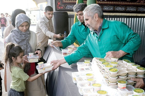 خدمت‌رسانی موکب امام رضا (ع) به مهاجرین افغانستانی در مرز دوغارون
