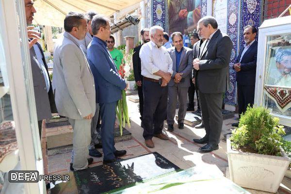 ادای احترام رئیس سازمان بهزیستی به شهدا در گلزار کرمان+تصاویر