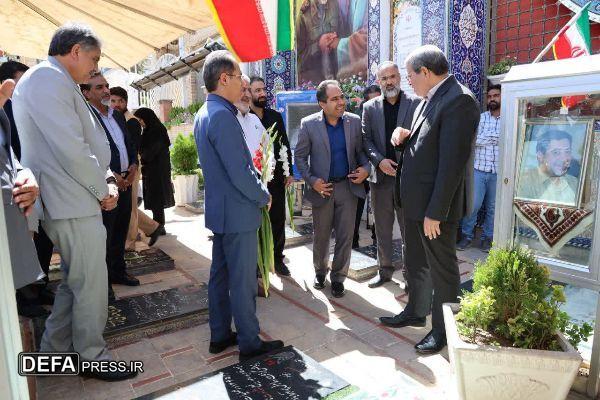 ادای احترام رئیس سازمان بهزیستی به شهدا در گلزار کرمان+تصاویر