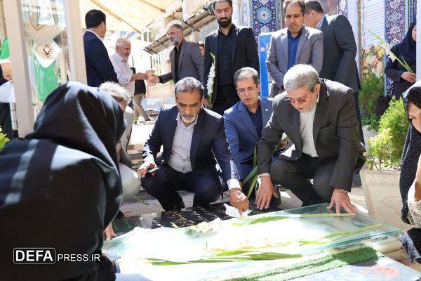 ادای احترام رئیس سازمان بهزیستی به شهدا در گلزار کرمان+تصاویر
