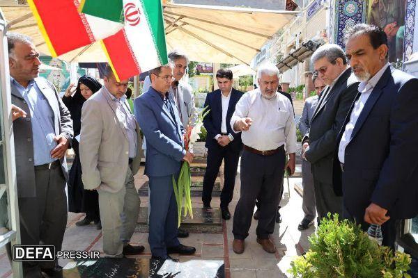 ادای احترام رئیس سازمان بهزیستی به شهدا در گلزار کرمان+تصاویر