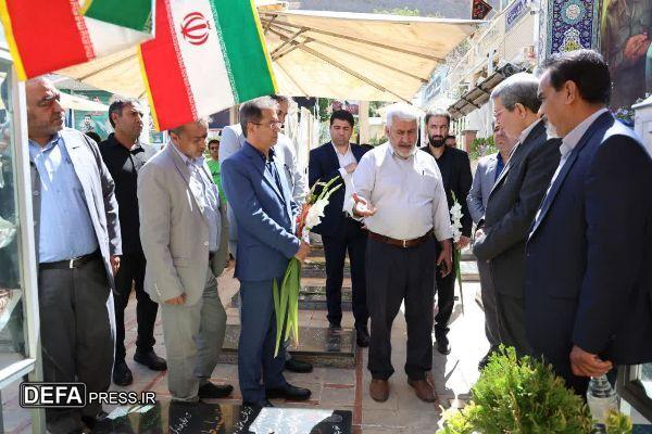 ادای احترام رئیس سازمان بهزیستی به شهدا در گلزار کرمان+تصاویر