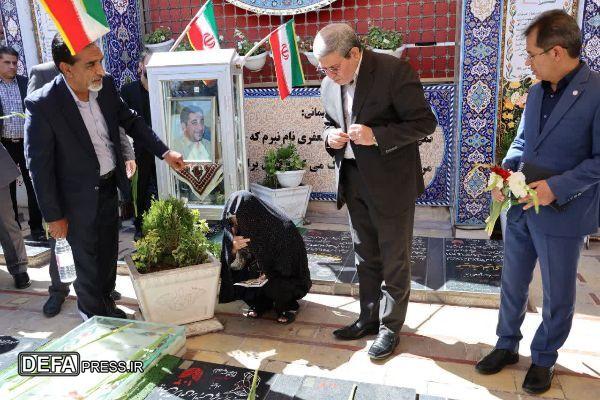 ادای احترام رئیس سازمان بهزیستی به شهدا در گلزار کرمان+تصاویر