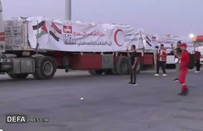 حرکت کامیون‌های حامل کمک‌های انسانی به سمت نوار غزه+ تصاویر