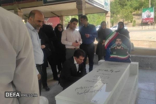 غبارروبی مزار شهدای جنگ تحمیلی ۱۲ روزه با حضور مسئولین و کارکنان جهاددانشگاهی لرستان+ عکس