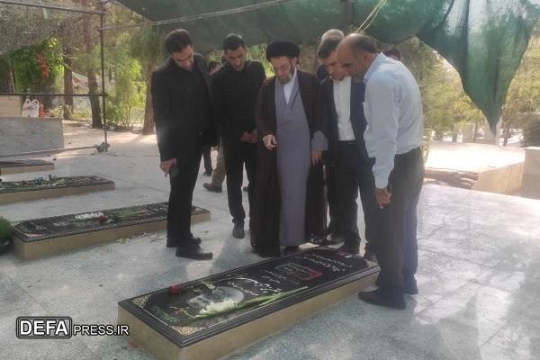 غبارروبی مزار شهدای جنگ تحمیلی ۱۲ روزه با حضور مسئولین و کارکنان جهاددانشگاهی لرستان+ عکس
