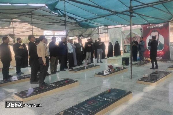 غبارروبی مزار شهدای جنگ تحمیلی ۱۲ روزه با حضور مسئولین و کارکنان جهاددانشگاهی لرستان+ عکس