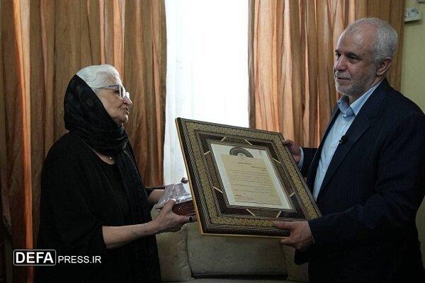 دیدار رئیس بنیاد شهید و امور ایثارگران با خانواده شهید «تبسم پاک»