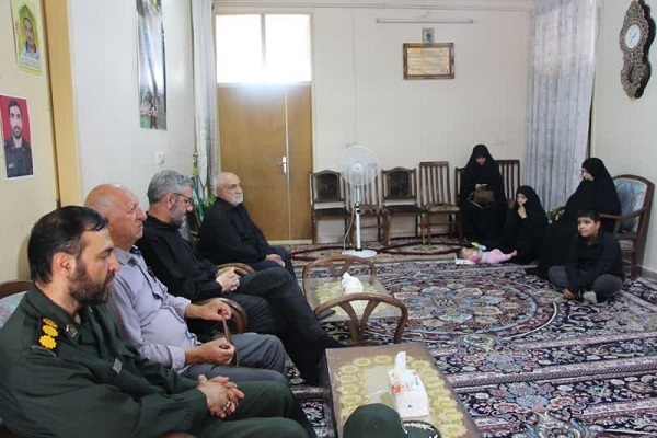 دیدار مدیران ارشد حوزه ایثار و مقاومت استان کرمان با خانواده شهدای حمله اخیر رژیم صهیونیستی+ تصاویر