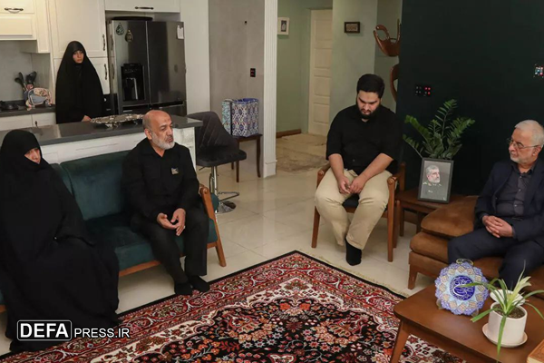 وزیر کشور با خانواده شهیدان حاجی‌زاده و کاظمی دیدار کرد