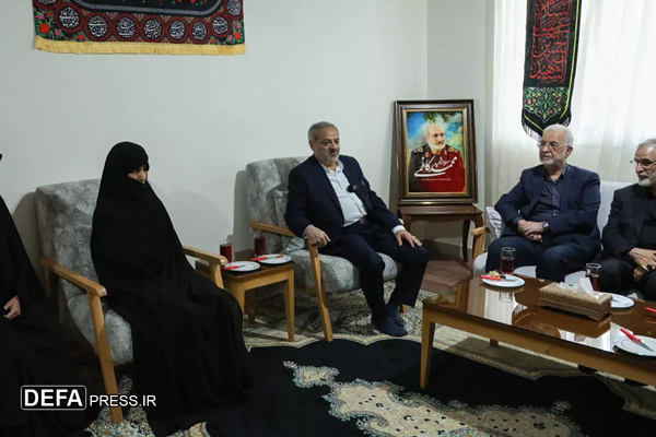 وزیر کشور با خانواده شهیدان حاجی‌زاده و کاظمی دیدار کرد