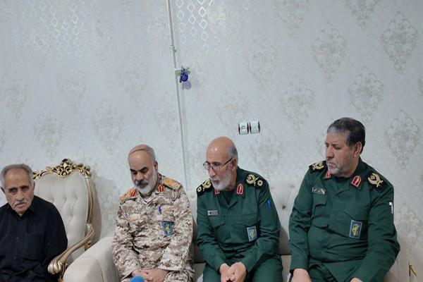 دیدار فرمانده نیروی زمینی سپاه با خانواده شهدا در کرمانشاه