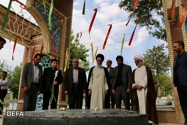 ادای احترام رئیس دفتر نماینده ولی فقیه بنیاد شهید در منطقه ۵ کشوری به مقام شامخ شهدای شهرکرد