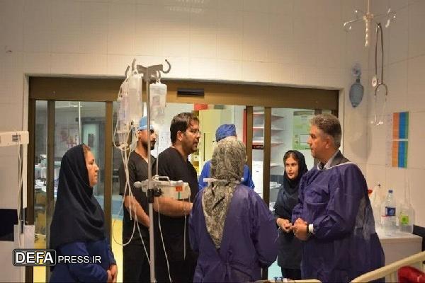 معاون درمان وزارت بهداشت از مصدومان حادثه آتش‌سوزی آبیدر سنندج عیادت کرد