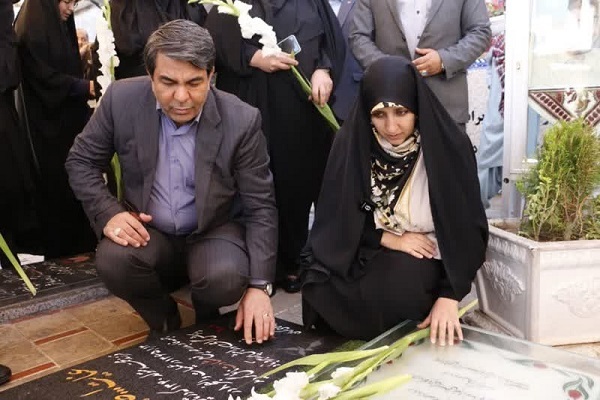 ادای احترام معاون رئیس جمهور به مقام سردار شهید سلیمانی+تصاویر