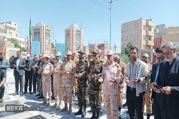 تصاویر/ غبارروبی مزار سردار شهید حسین حیدری در اردبیل