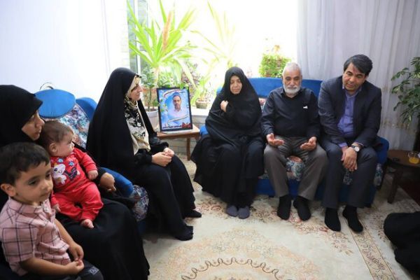 معاون رئیس‌جمهور و استاندار کرمان با خانواده شهید «علیرضا محمدی» دیدار کردند+تصاویر