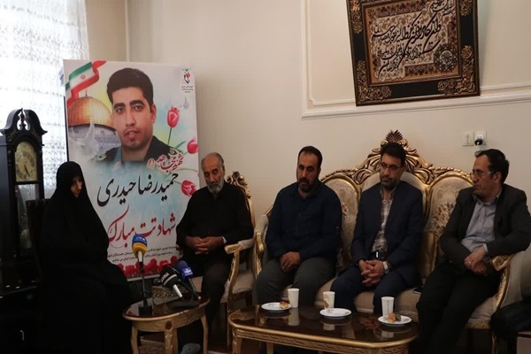 دیدار کاروان اصحاب رسانه با خانواده شهدای جنگ تحمیلی ۱۲روزه