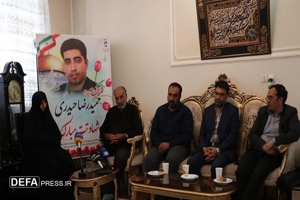 دیدار کاروان اصحاب رسانه با خانواده شهدای جنگ تحمیلی ۱۲روزه