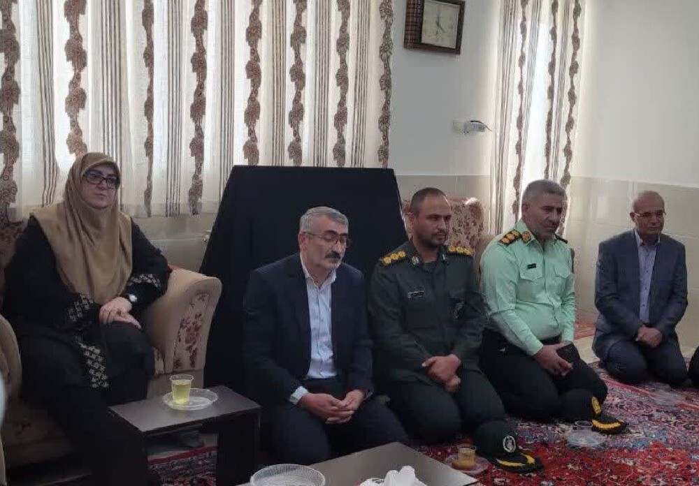 دیدار پ تجلیل سخنگوی دولت و استاندار مرکزی از خانواده شهیدان زینلی در تفرش