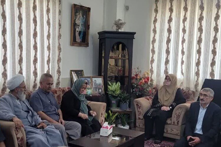 دیدار سخنگوی دولت و استاندار مرکزی از خانواده شهیدان والامقام زینلی در تفرش