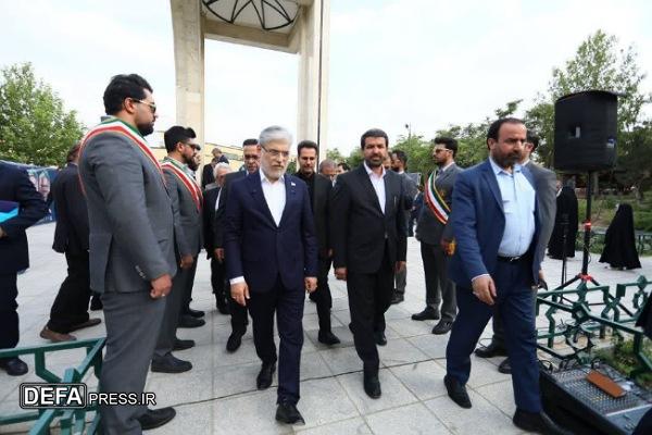 ادای احترام وزیر علوم به مقام شامخ شهدای گمنام دانشگاه بوعلی‌سینای همدان + تصاویر