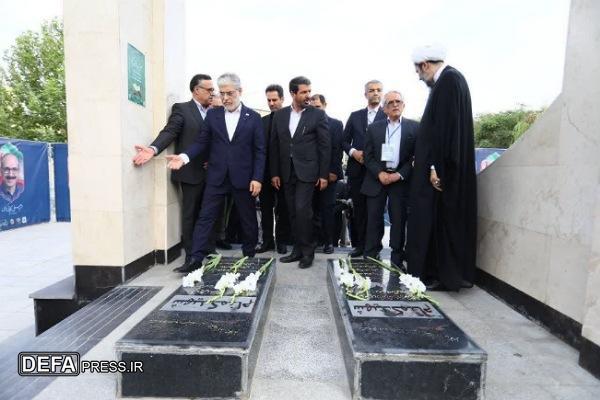 ادای احترام وزیر علوم به مقام شامخ شهدای گمنام دانشگاه بوعلی‌سینای همدان + تصاویر