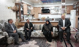 دیدار استاندار لرستان با خانواده شهید «عباس حسینی‌نسب» + عکس