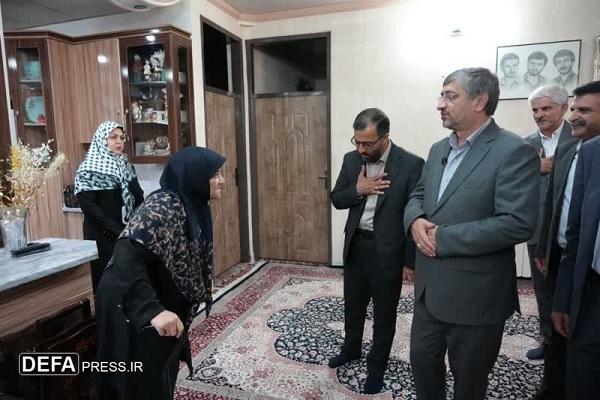 دیدار استاندار لرستان با خانواده شهید «عباس حسینی‌نسب» + عکس